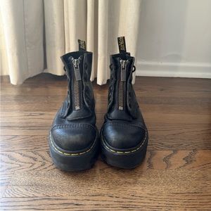 Dr martens SINCLAIR MILLED NAPPA LEATHER PLATFORM BOOTS. Size US 7